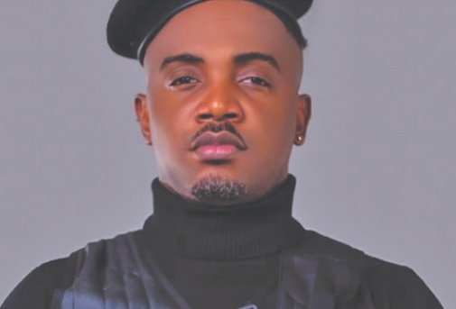 Humorista Artur Pop apresenta “Viciante”